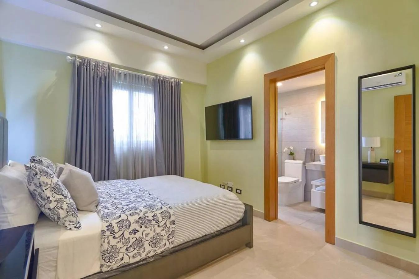 Charming City Center Condo, Full Ac, Pool, Gym Santo Domingo Dominican Republic
